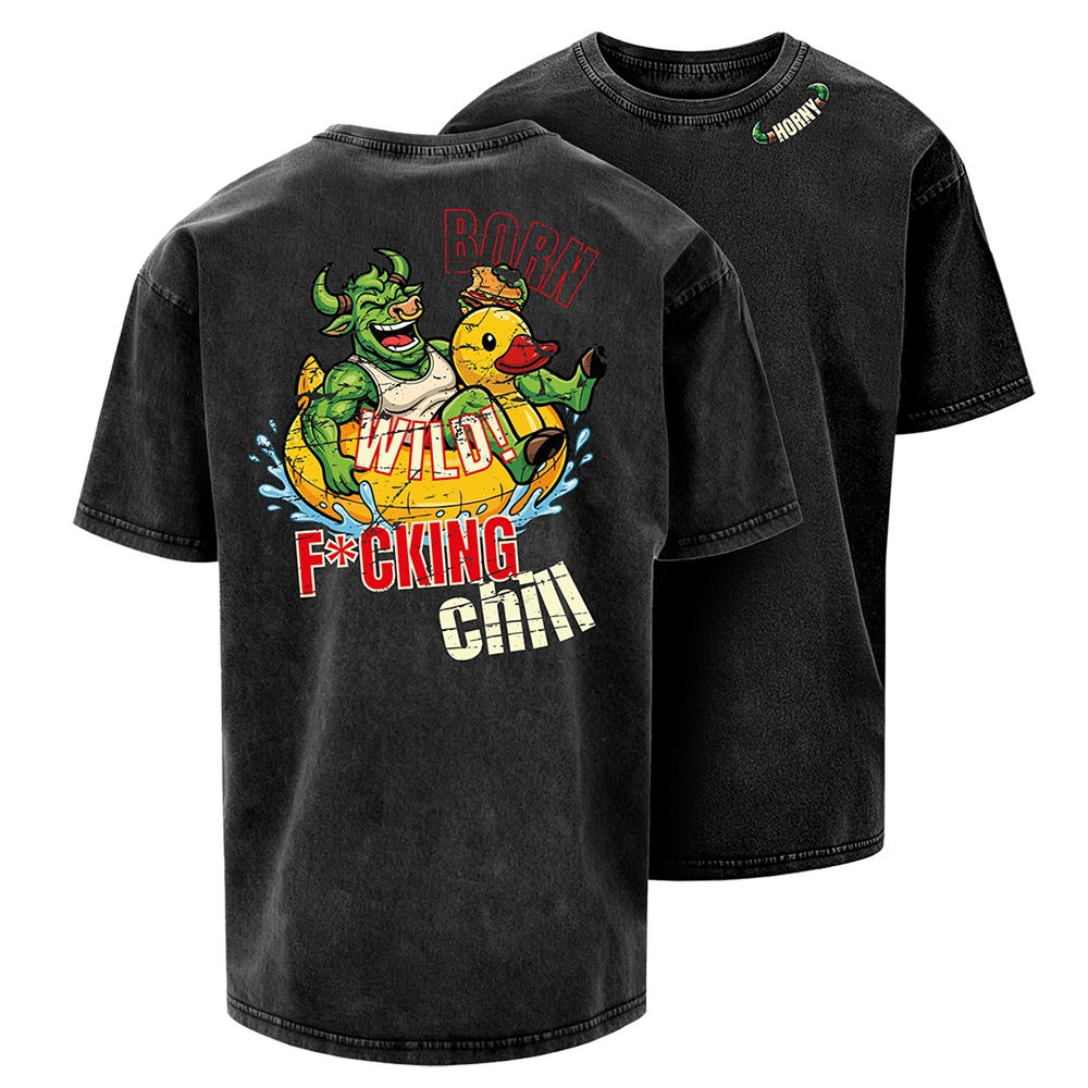 Camiseta negra Horny de Green Horn Burger con ilustración del toro verde disfrutando de una hamburguesa sobre un flotador de pato amarillo