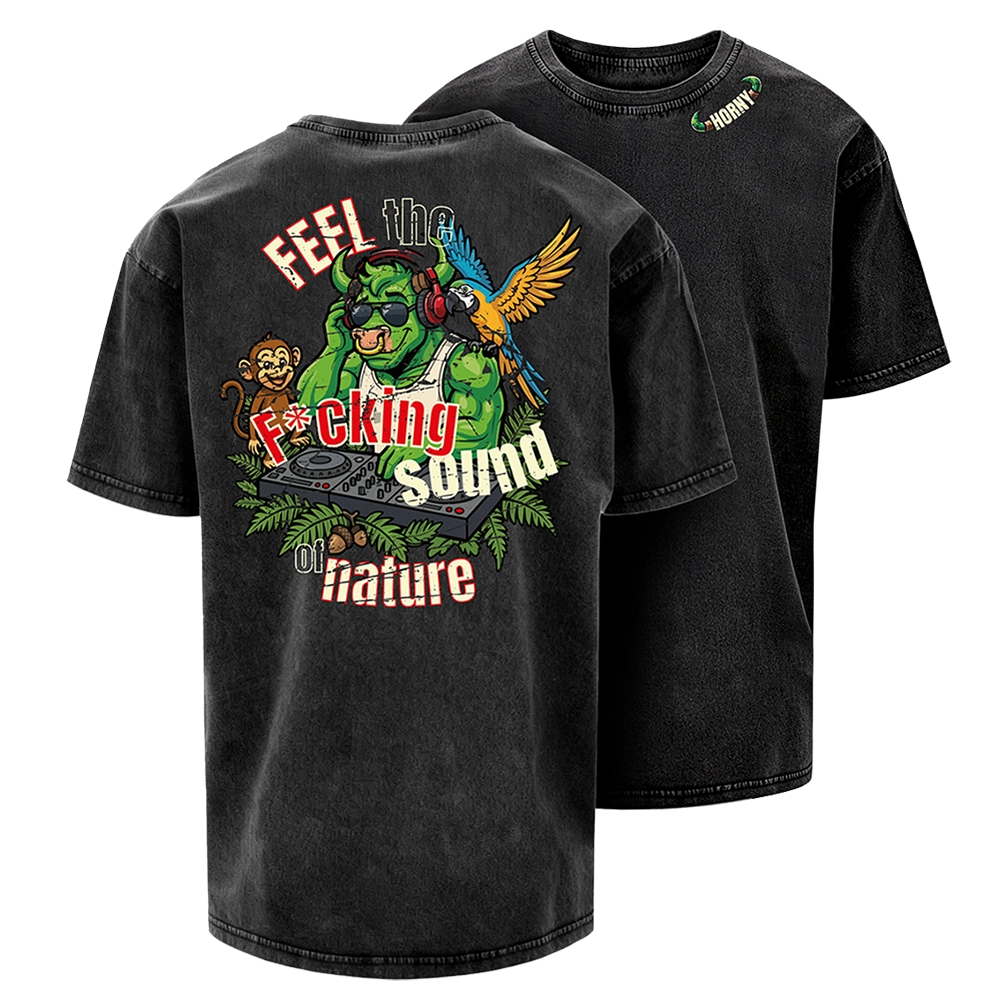 Camiseta negra Horny con el toro como DJ, rodeado de animales y con ambiente inspirado en los tardeos en la naturaleza que se pueden disfrutar en Green Horn Burger