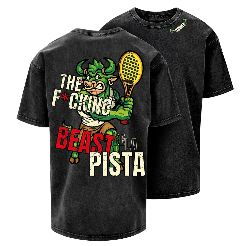 Diseño deportivo Horny de Green Horn Burger con ilustración del toro verde jugando un partido de tenis