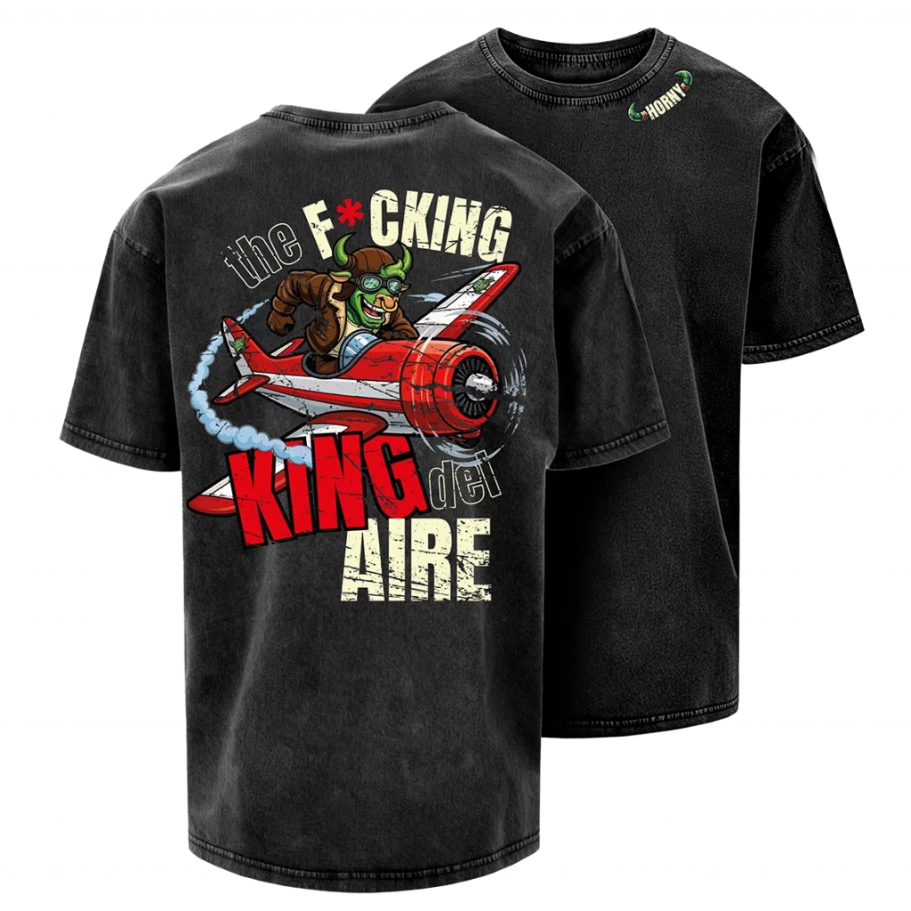 Camiseta King del Aire de la colección Horny de Green Horn Burger con el toro verde pilotando una avioneta roja en pleno vuelo.
